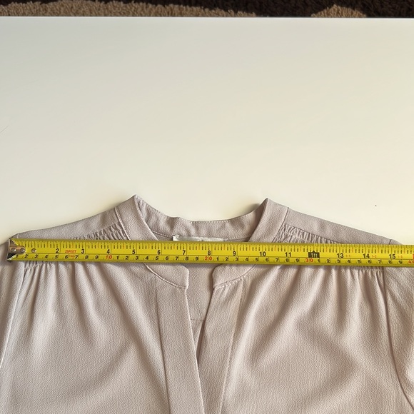 Mandee blouse crepe textured fabric, V-neck, scalloped bottom, 3/4 long - Picture 10 of 11